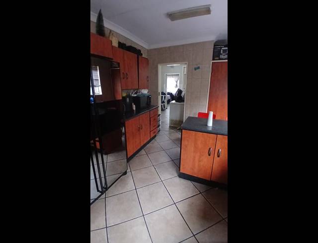4 BEDROOM PROPERTY TO RENT IN KEMPTON PARK WEST